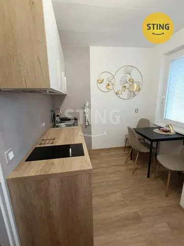 Kuchnia; sprzęt kuchenny, podłoga drewniana, styl nowoczesny