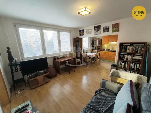 Sala de estar; vista, chão de madeira, luz natural, estilo moderno