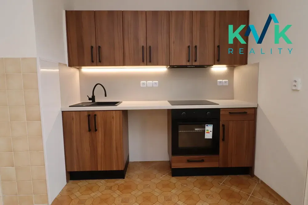 Cucina; elettrodomestici, pavimento in piastrelle, ristrutturato