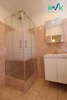 Bagno; pavimento in piastrelle, luce naturale, ristrutturato
