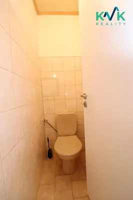 Toilette; pavimento in piastrelle