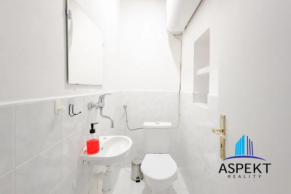 Toaleta; podłoga z płytek