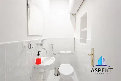 Toaleta; podłoga z płytek