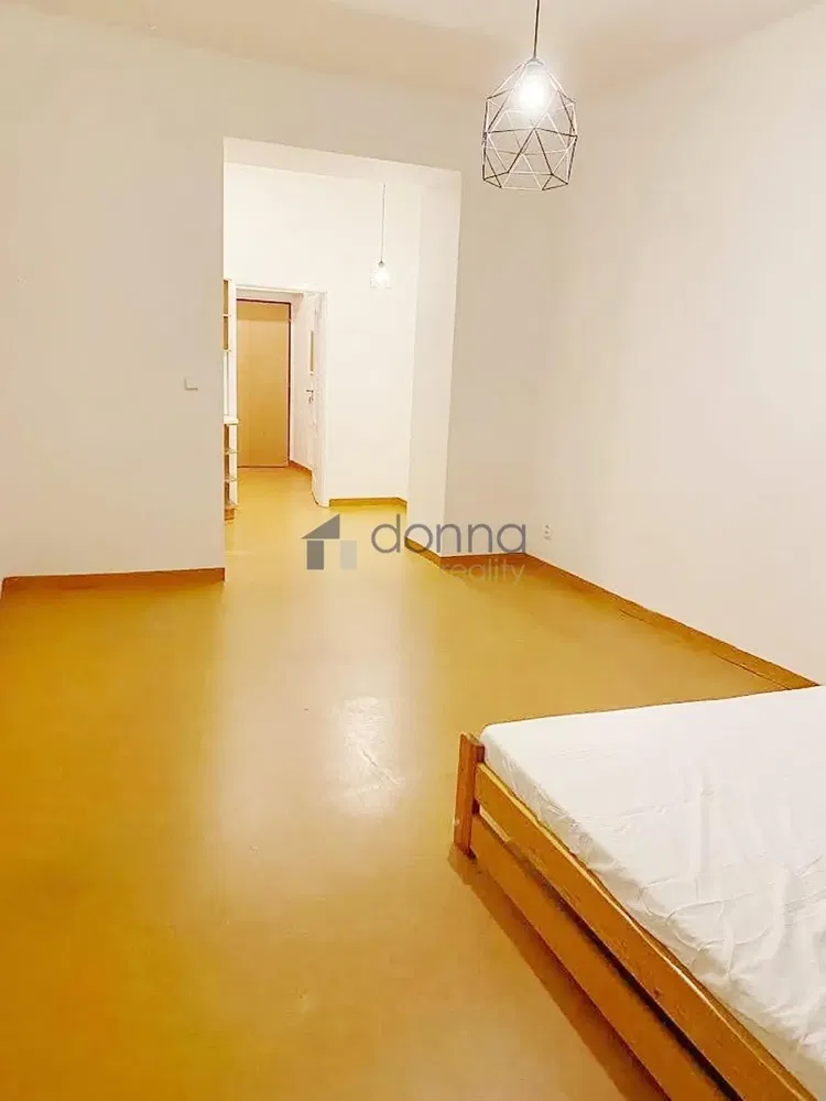 Спалня; естествена светлина, дървен под