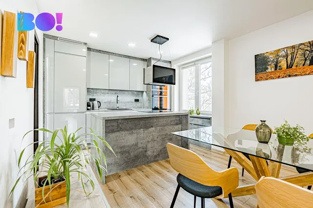 Κουζίνα; ξύλινο πάτωμα, φυσικό φως, μοντέρνο στυλ