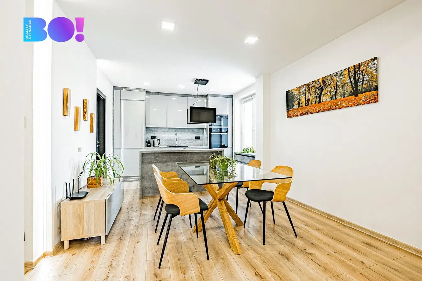 Cucina; pavimento in legno, stile moderno, luce naturale