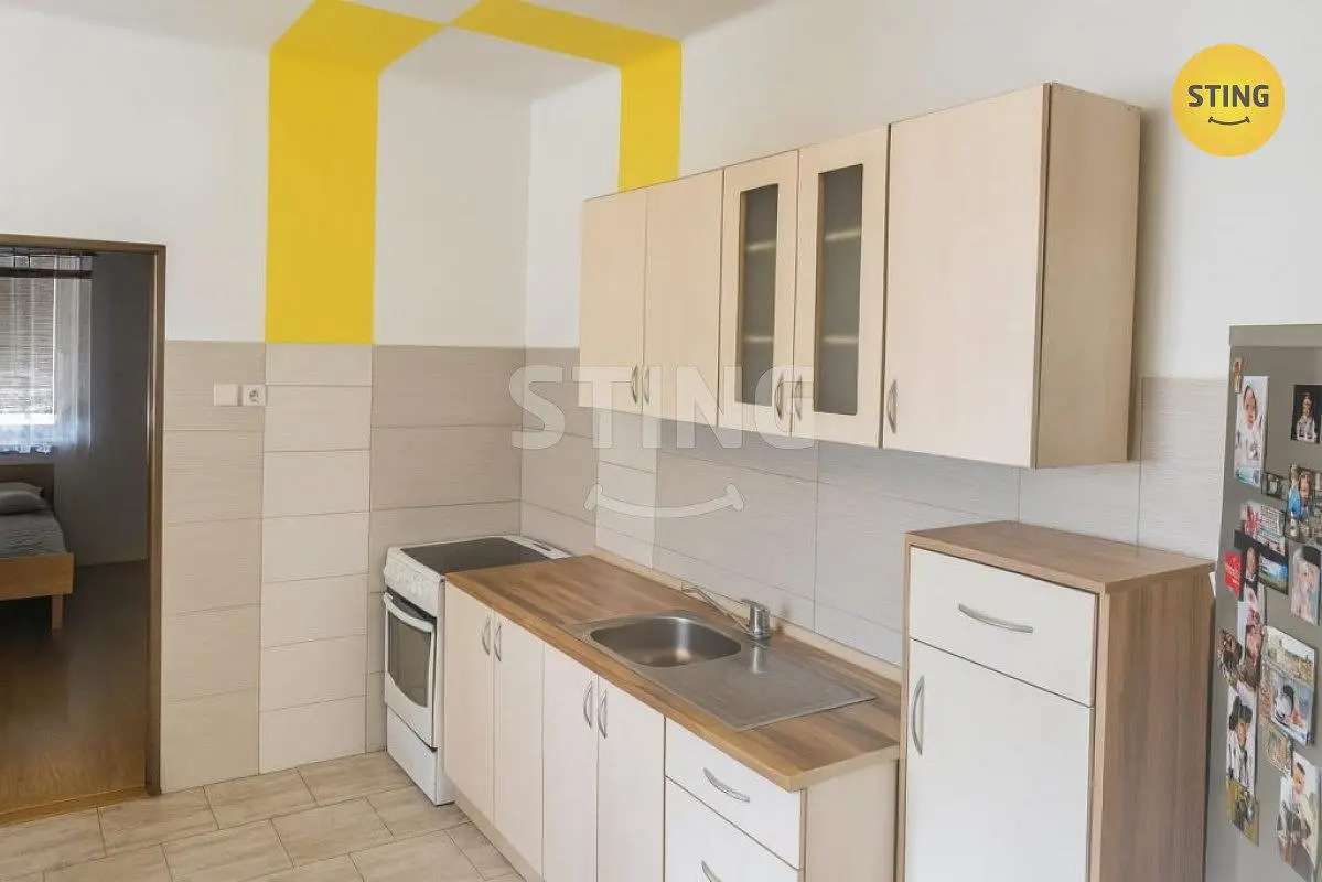 Keuken; keukenapparatuur, tegelvloer