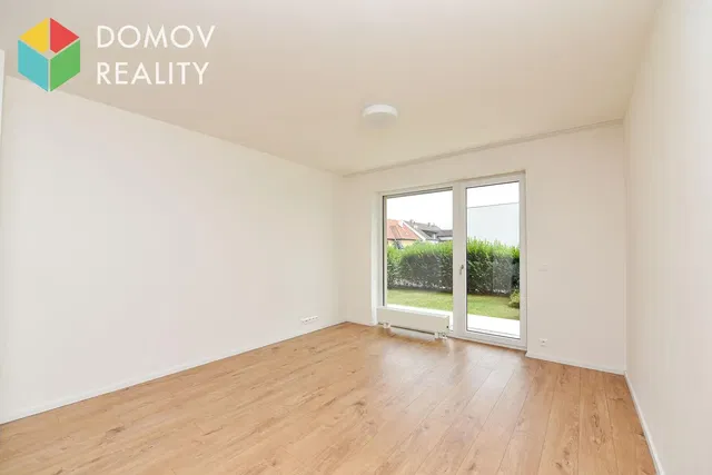 Sala de estar; vista, chão de madeira, luz natural