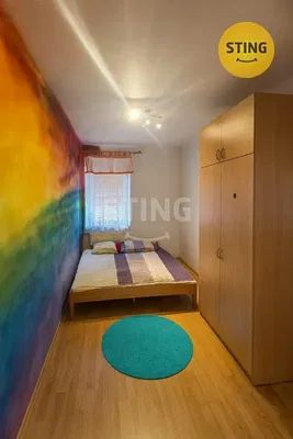 Slaapkamer; houten vloer, natuurlijk licht, moderne stijl
