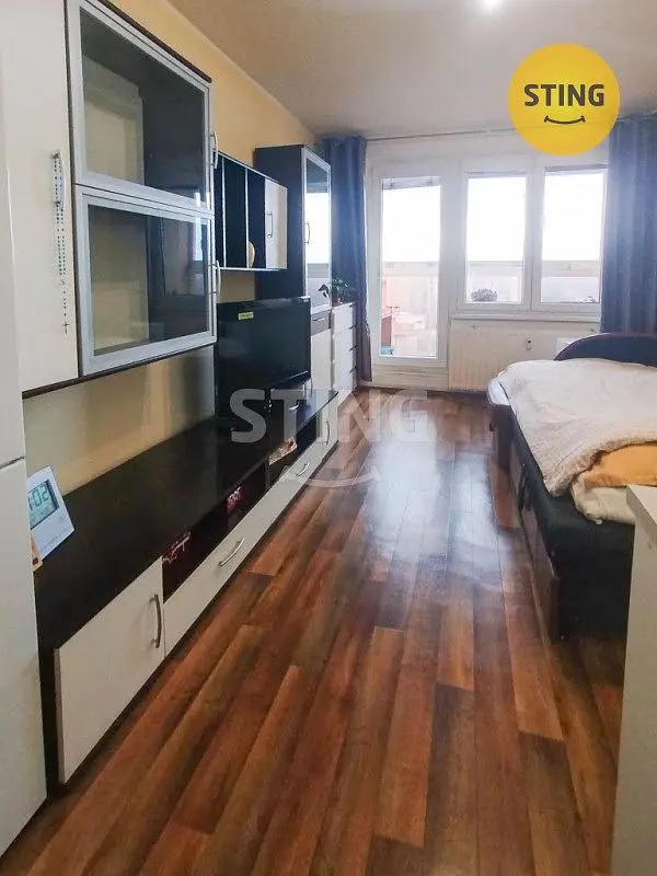 Dormitorio; suelo de madera, luz natural