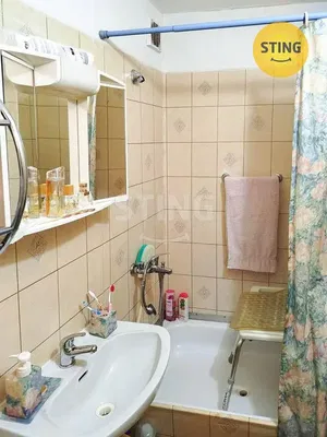 Baño; suelo de baldosas, necesita renovación, luz natural