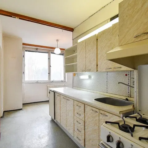 Кухня; кухненски уреди, естествена светлина, нуждае се от ремонт