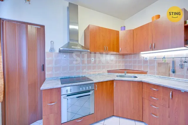 Kitchen; kitchen appliances, renovated, natural light, modern style