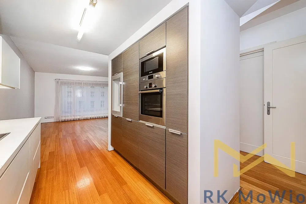 Cuisine; électroménager, parquet, lumière naturelle