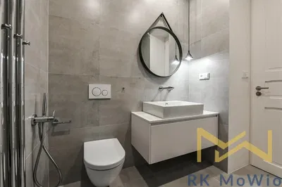 Toilet; tegelvloer, gerenoveerd, natuurlijk licht, moderne stijl