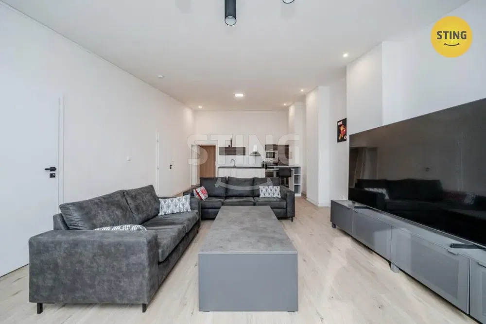 Soggiorno; stile moderno, pavimento in legno, luce naturale, vista