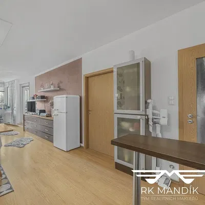 Kitchen; kitchen appliances, natural light, modern style