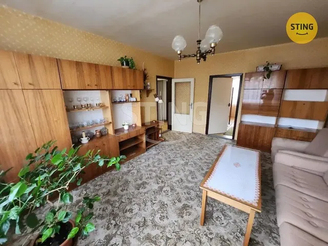 Sala de estar; chão de madeira, precisa de renovação, estilo rústico