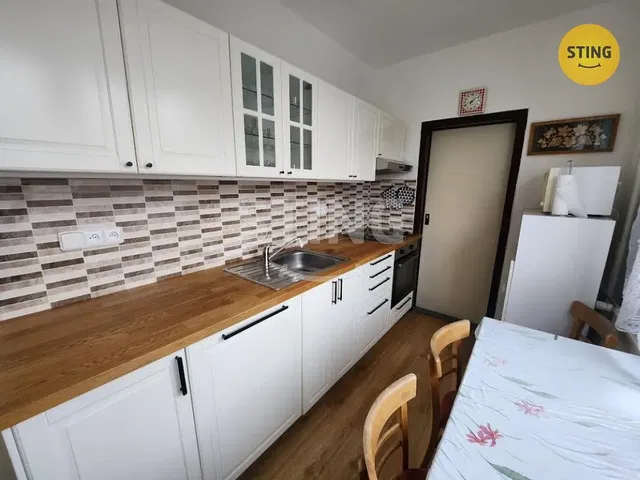 Cozinha; eletrodomésticos, chão de azulejo