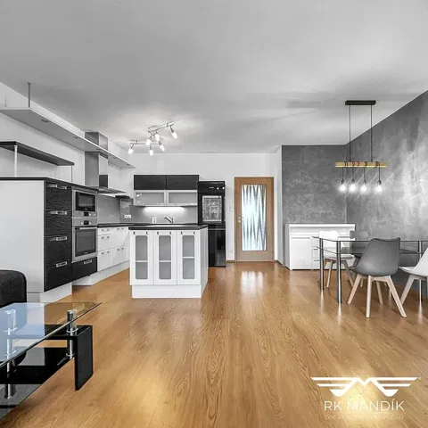 Kitchen; kitchen appliances, natural light, modern style