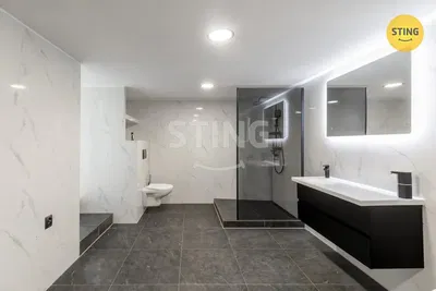 Baño; suelo de baldosas, renovado, luz natural, estilo moderno