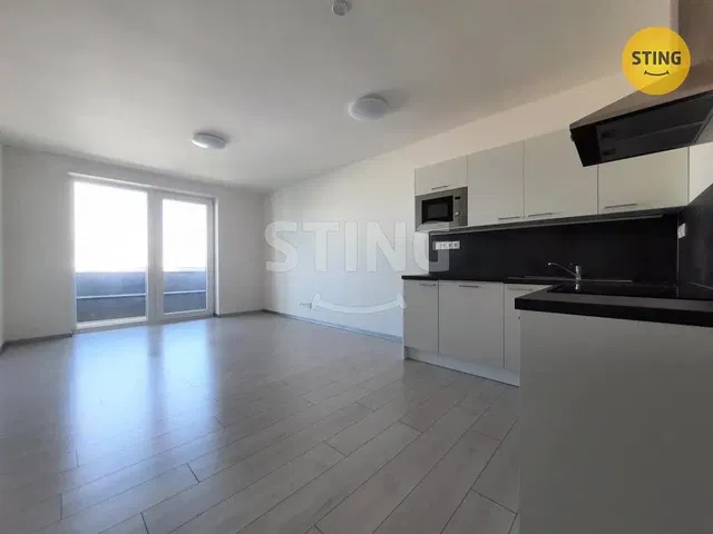 Cucina; vista, pavimento in legno, luce naturale, ristrutturato