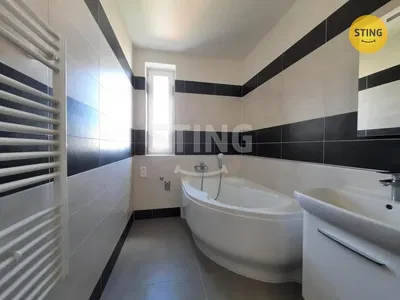 Баня; плочки, естествена светлина, ремонтиран