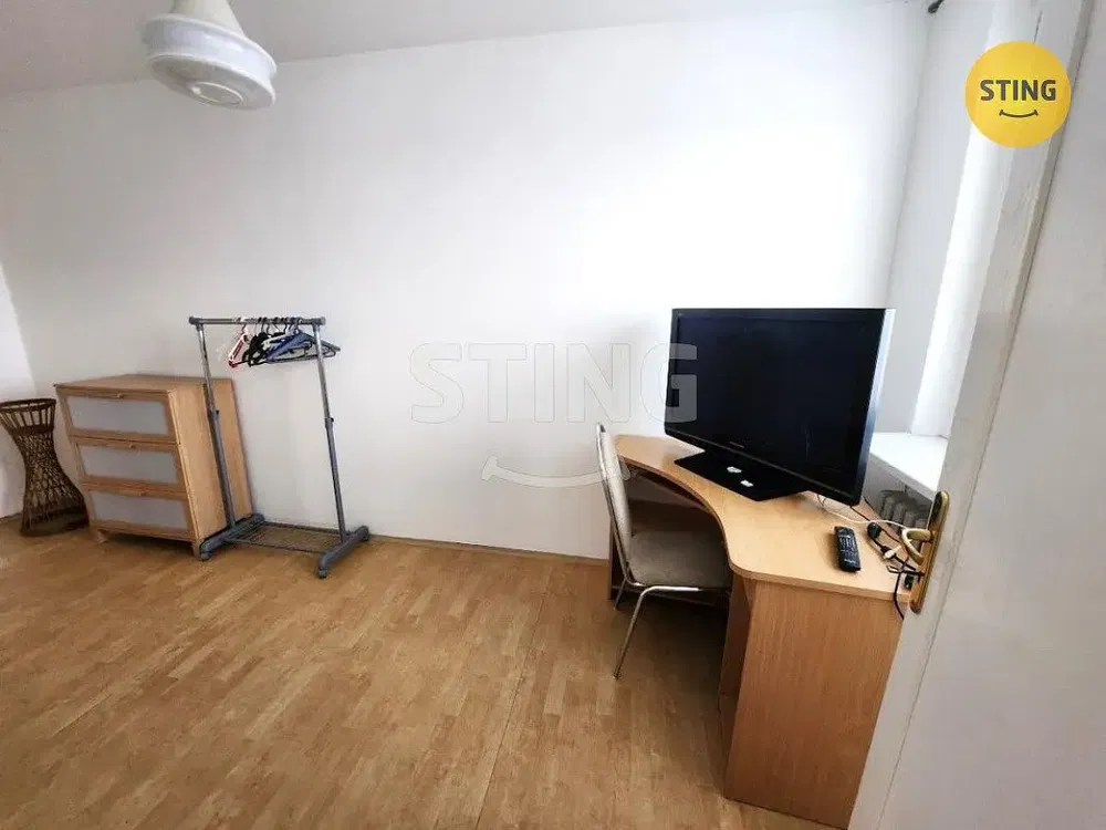 Sypialnia; podłoga drewniana, styl nowoczesny