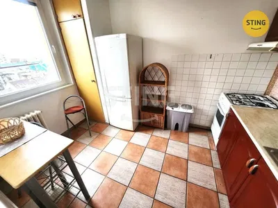 Kuchnia; sprzęt kuchenny, podłoga z płytek, widok