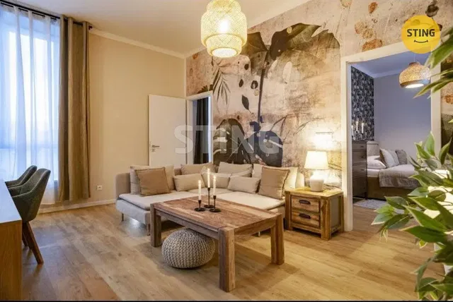 Хол; естествена светлина, дървен под, селски стил