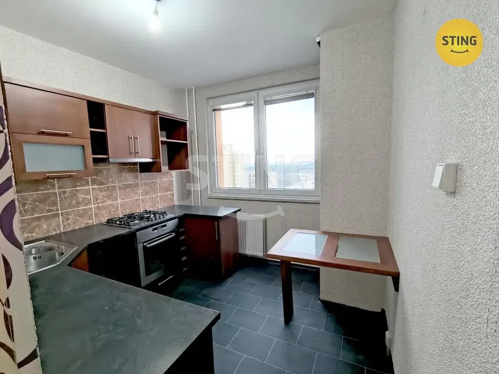 Cuisine; électroménager, carrelage, lumière naturelle