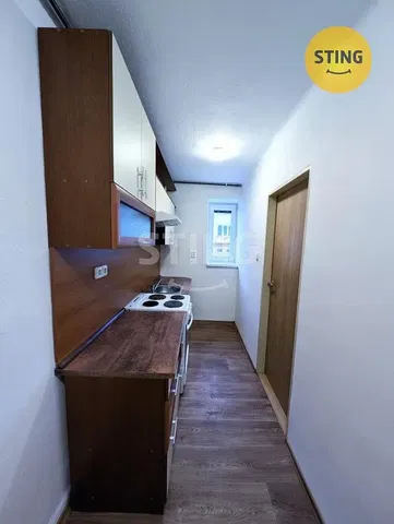 Кухня; кухненски уреди, дървен под, естествена светлина