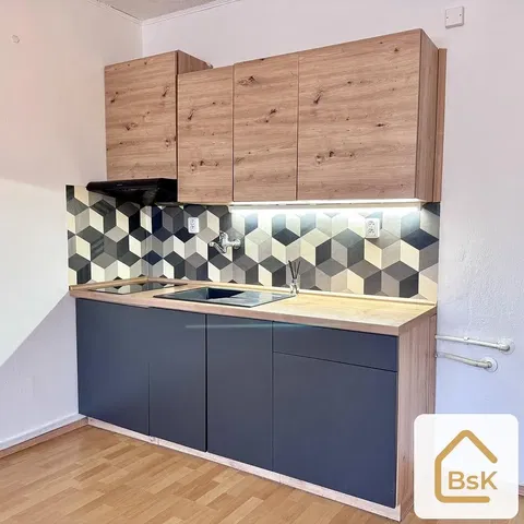 Кухня; кухненски уреди, дървен под, ремонтиран, естествена светлина