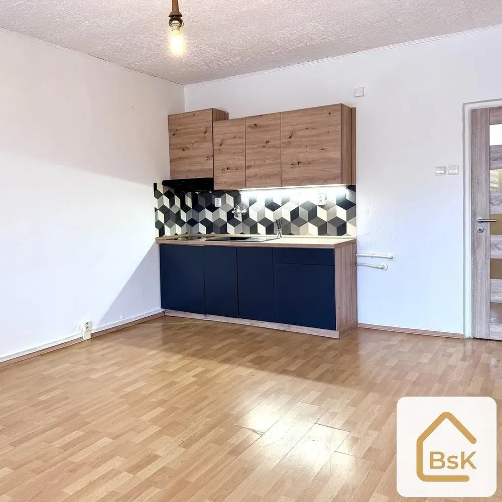 Кухня; дървен под, модерен стил