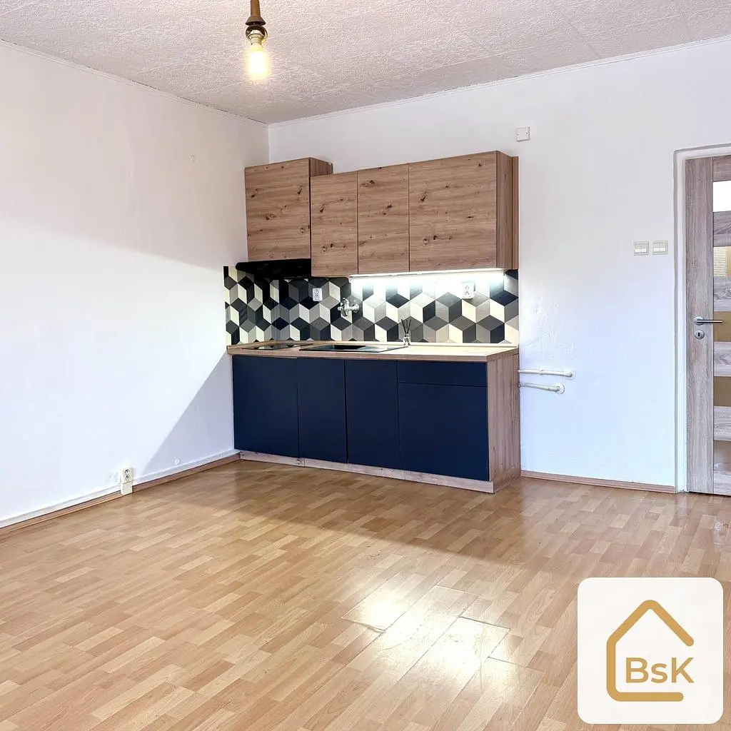 Кухня; дървен под, модерен стил