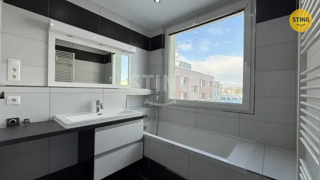 Badezimmer; blick, fliesenboden, tageslicht