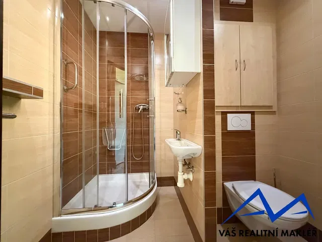 Badezimmer; fliesenboden, renoviert, tageslicht, moderner stil