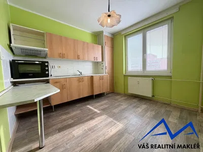 Cocina; electrodomésticos, suelo de baldosas, luz natural