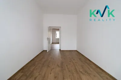 Soggiorno; pavimento in legno, luce naturale, ristrutturato