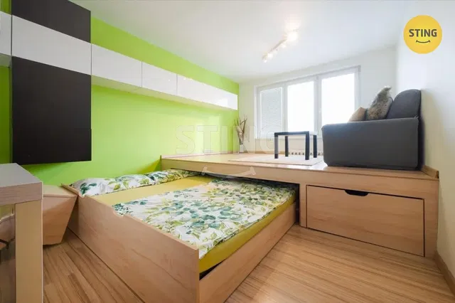 Υπνοδωμάτιο; ξύλινο πάτωμα, φυσικό φως, μοντέρνο στυλ