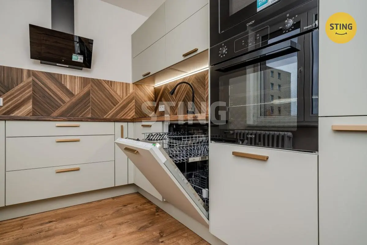 Kitchen; kitchen appliances, renovated