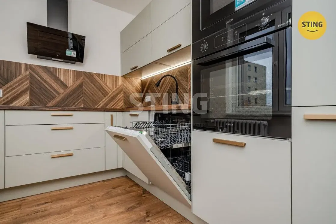 Kitchen; kitchen appliances, renovated