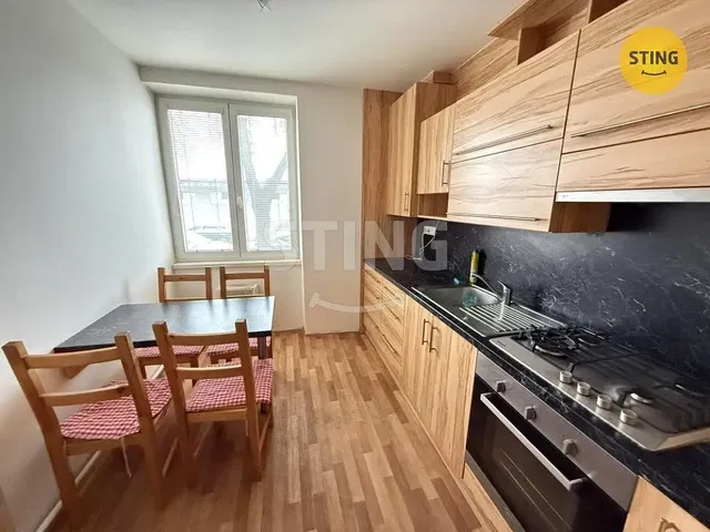 Kuchyňa; kuchynské spotrebiče, drevená podlaha, prirodzené svetlo