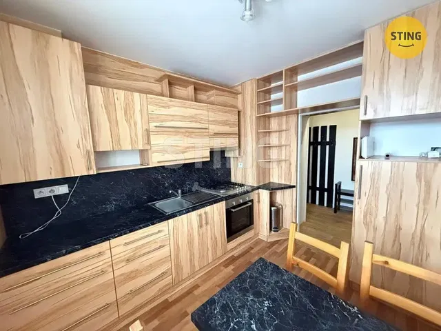 Kuchyňa; kuchynské spotrebiče, drevená podlaha, po rekonštrukcii