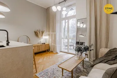 Oturma odası; doğal ışık, modern stil, ahşap zemin