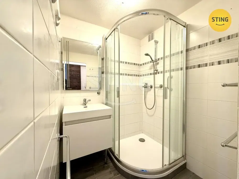 Badezimmer; fliesenboden, tageslicht, renoviert
