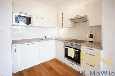 Kuchyňa; kuchynské spotrebiče, drevená podlaha, po rekonštrukcii, prirodzené svetlo, moderný štýl