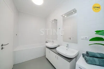 Badezimmer; renoviert, tageslicht, moderner stil
