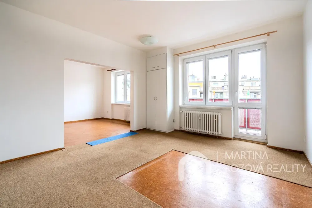 Хол; естествена светлина, нуждае се от ремонт, плочки