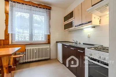 Кухня; кухненски уреди, плочки, естествена светлина